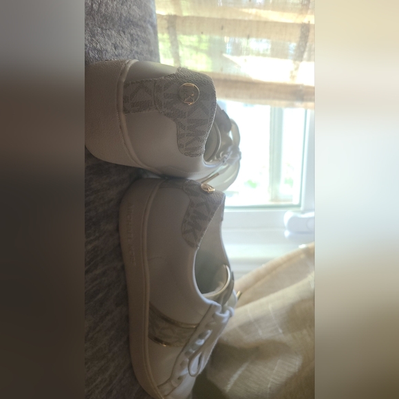 Like new Michael Kors shoes. - Picture 3 of 4